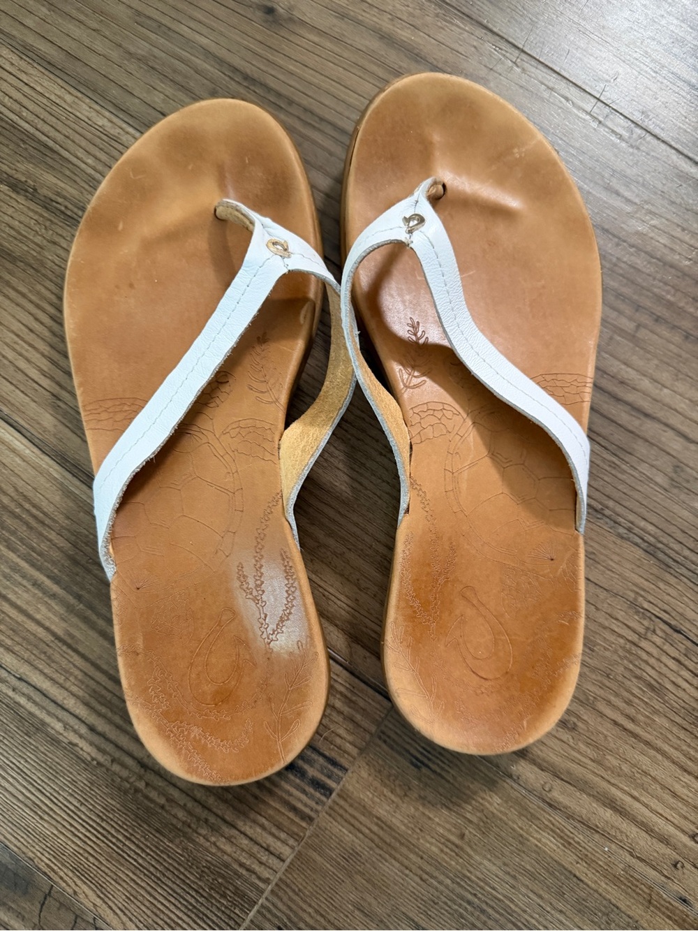 OluKai White Strap Tan Footbed Women's Sandals women’s size 7